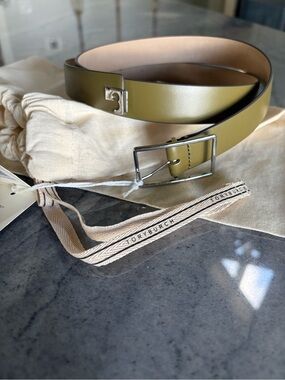 Tory Burch olive T belt